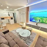 Luxury Apartment. 75 Inches Tv Apartman Várna