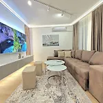 Luxury Apartment. 75 Inches Tv Apartman