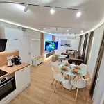 Luxury Apartment. 75 Inches Tv Várna