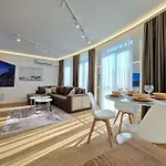 Luxury Apartment. 75 Inches Tv Apartman