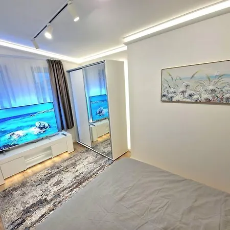 דירה Luxury Apartment. 75 Inches Tv