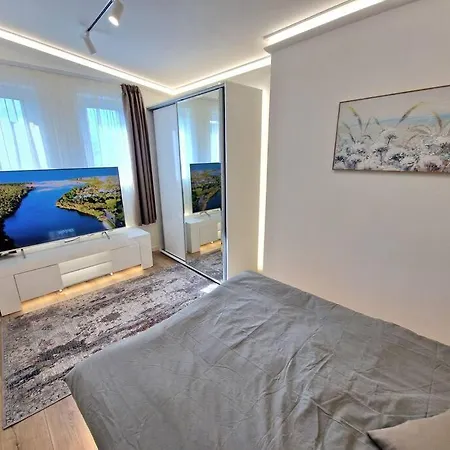 דירה Luxury Apartment. 75 Inches Tv וארנה