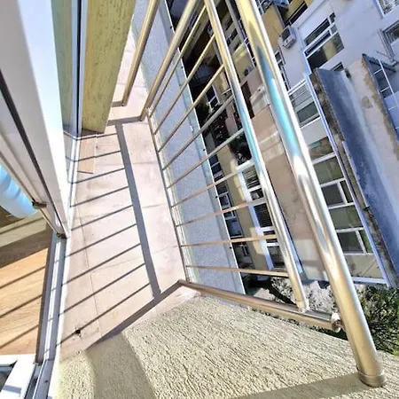 Luxury Apartment. 75 Inches Tv Warna