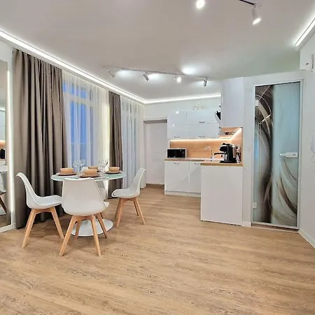 Luxury Apartment. 75 Inches Tv Warna