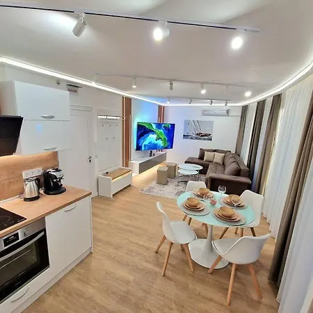 Luxury Apartment. 75 Inches Tv Warna