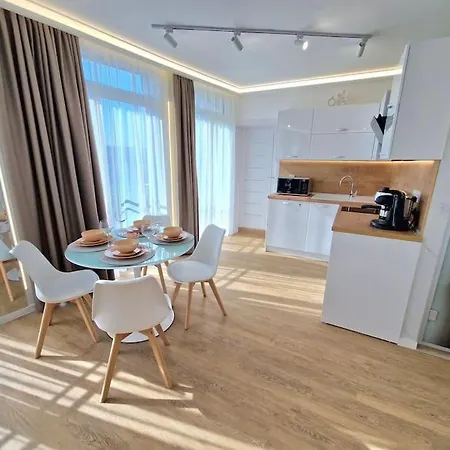 Luxury Apartment. 75 Inches Tv Warna