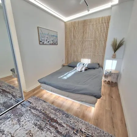 Apartment Luxury Apartment. 75 Inches Tv Warna