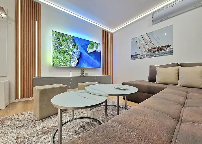 Luxury Apartment. 75 Inches Tv